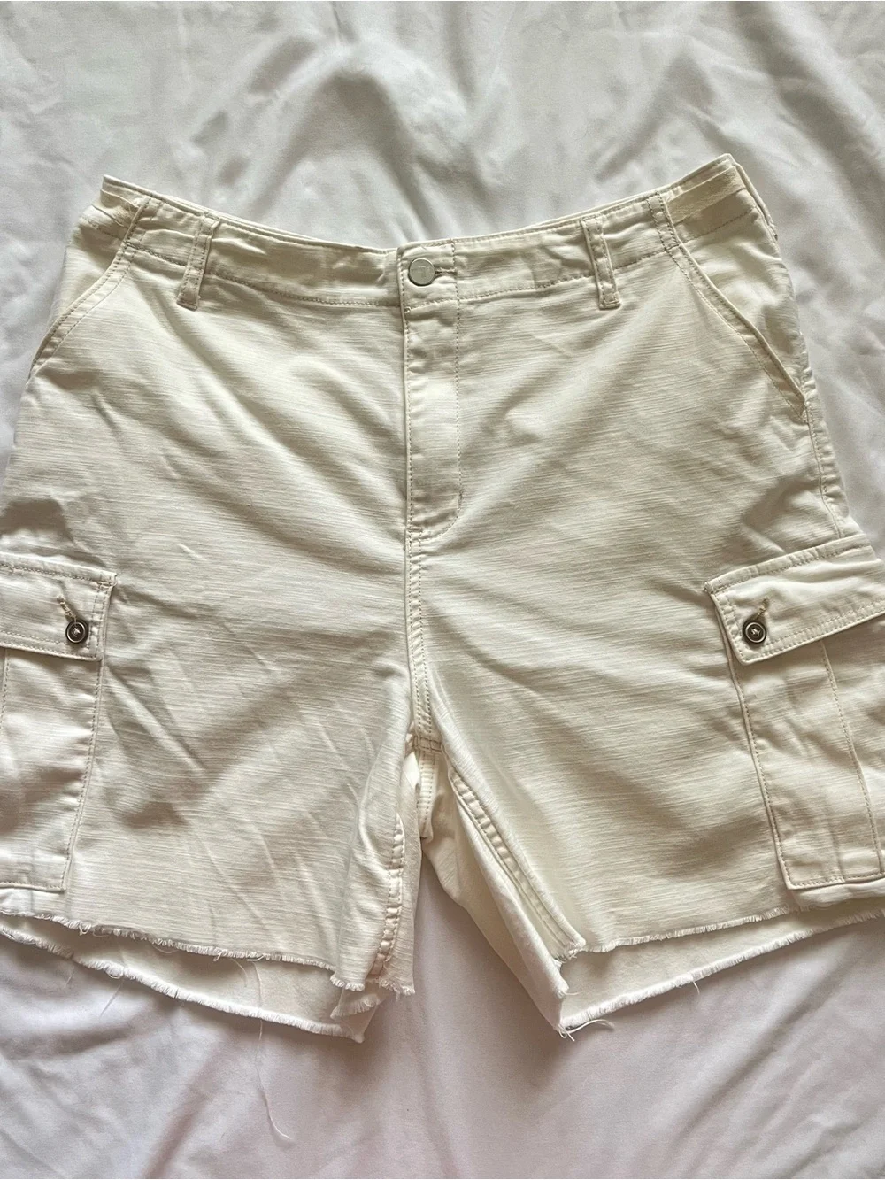 Pilcro Anthropologie Women’s Size 31 White Utility Cargo Shorts Raw Hem Baggy